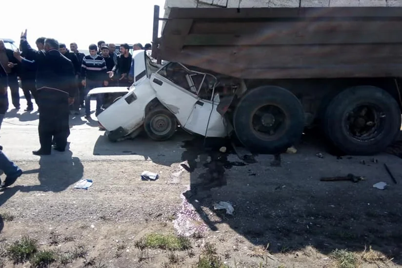 Bakıda “KamAZ”la toqquşan avtomobilin sürücüsü ölüb