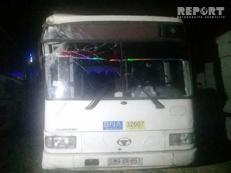 Bakıda sərnişin avtobusu yük maşınına çırpılıb, yaralananlar var - FOTO
