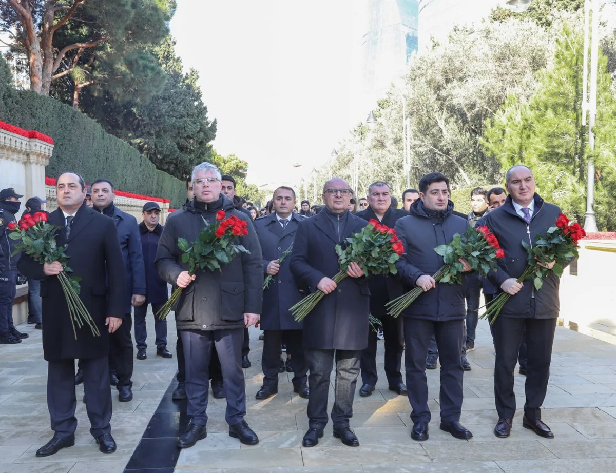 Minatəmizləmə Agentliyinin kollektivi Şəhidlər xiyabanını ziyarət edib
