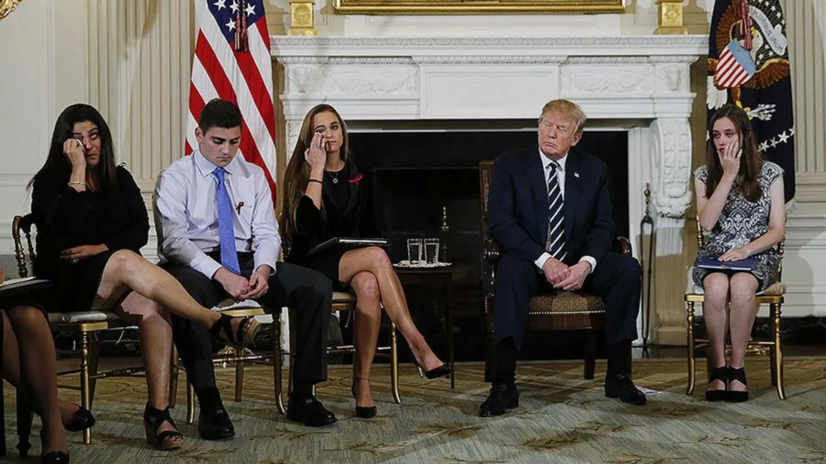 Amerika prezidenti müəllimləri silahlandırmağı təklif edib