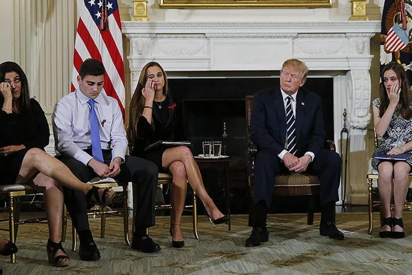 Amerika prezidenti müəllimləri silahlandırmağı təklif edib