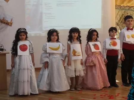 Bakı məktəbliləri Şekspirin Kral Lir əsərini ingilis dilində səhnələşdirib - FOTO