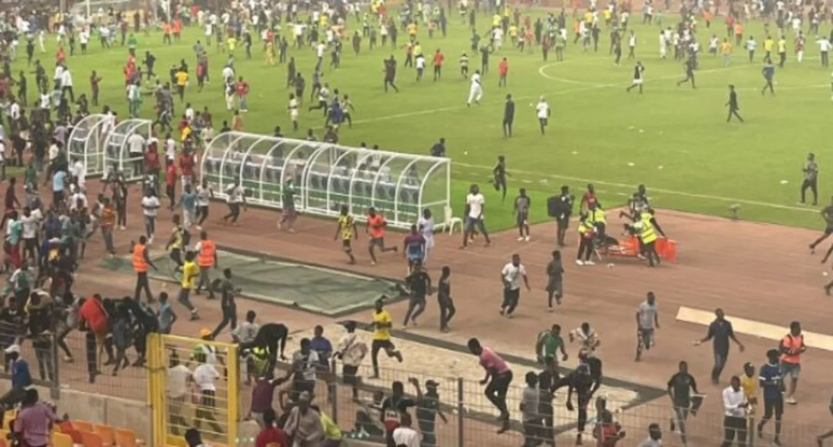 Azarkeşlər Nigeriya yığması DÇ-2022-yə çıxa bilmədiyi üçün iğtişaş törədib