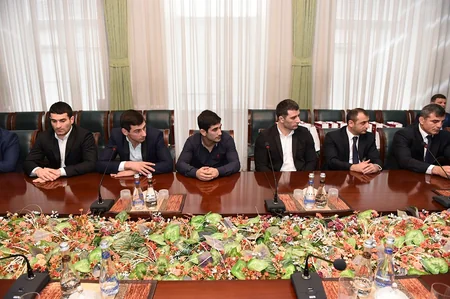 Rövnəq Abdullayev Avropa çempionatında uğur qazanan cüdoçular və onların məşqçiləri ilə görüşüb