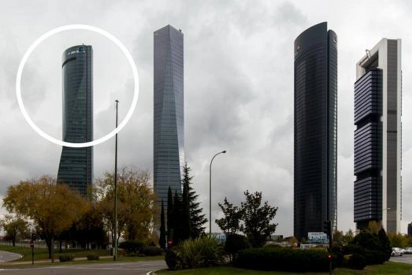 Whole skyscraper evacuated due to explosion threat in Madrid