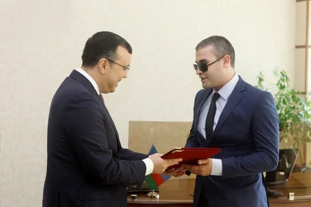 Nazir ali məktəblərə daxil olan sağlamlıq imkanları məhdud gənclərlə görüşub