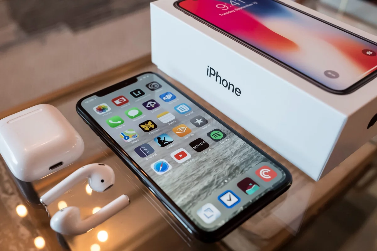Продажи iPhone в Китае обрушились на треть