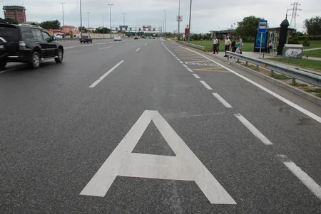 Bakıda avtobus dayanacaqlarında xüsusi xətlər çəkilir