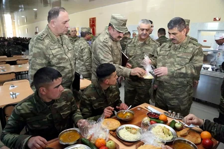 ​Azərbaycan müdafiə naziri: Biz düşmənə elə zərbələr endiririk ki, onlar qorxub qaçırlar
