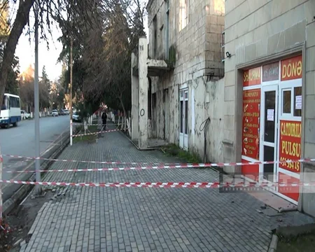 Kürdəmirdə üçmərtəbəli binanın bir hissəsi uçub, sakinlər təhlükə qarşısındadır