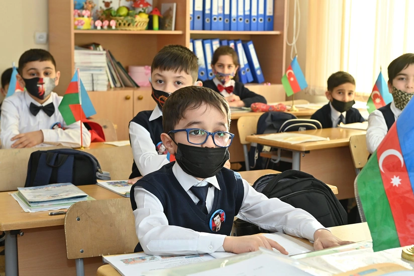 В Баку возобновлены очные занятия в двух закрытых из-за коронавируса школах