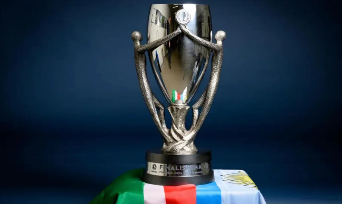 UEFA Finalissimanın kubokunu təqdim edib