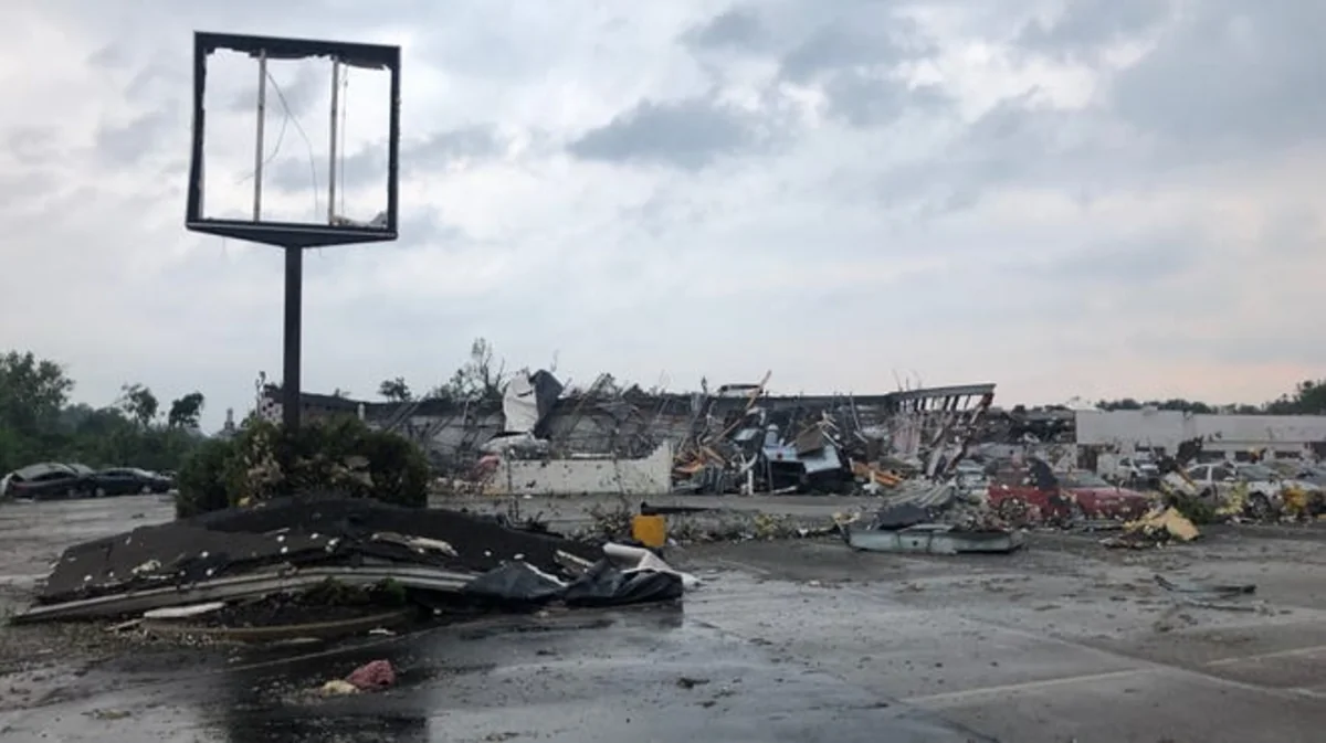 Мощное торнадо в США, есть пострадавшие