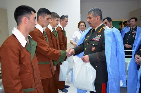 Zakir Həsənov hospitalda müalicə olunan hərbçilərə baş çəkib