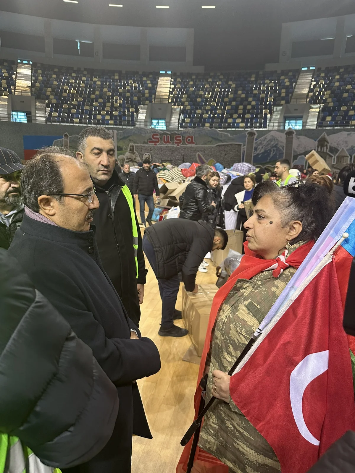 Səfir humanitar yardımların toplandığı məkana gəlib: Azərbaycanla Türkiyə yenə də tək ürək olub