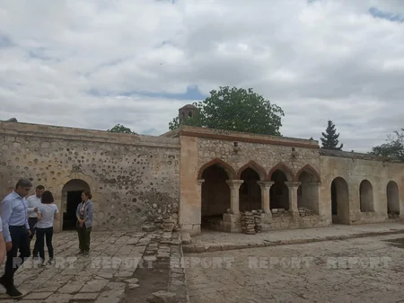 Jurnalistlər Pənahəli xanın sarayının yerləşdiyi imarət kompleksində olub