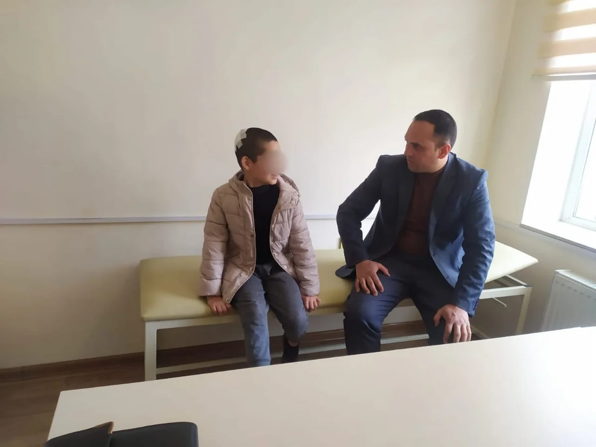 Ombudsmanın nümayəndələri anası tərəfindən xəsarət yetirilən azyaşlının vəziyyəti ilə bağlı araşdırma aparıb