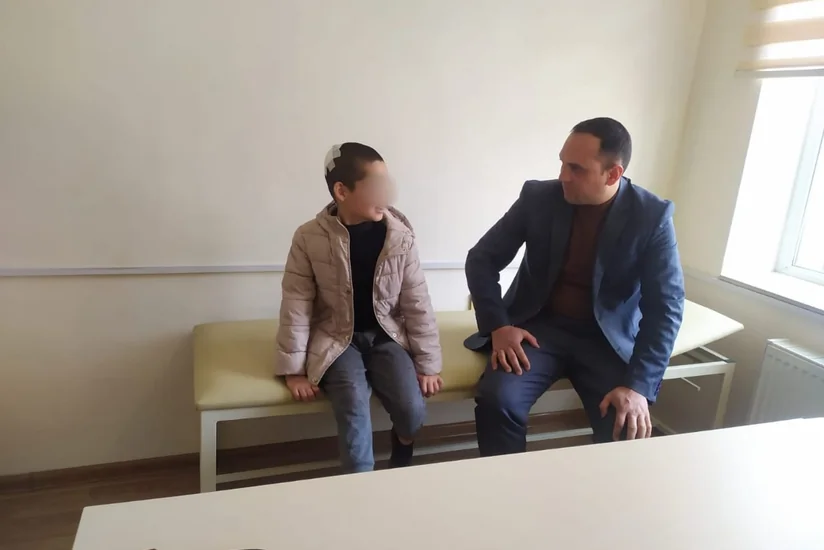Ombudsmanın nümayəndələri anası tərəfindən xəsarət yetirilən azyaşlının vəziyyəti ilə bağlı araşdırma aparıb