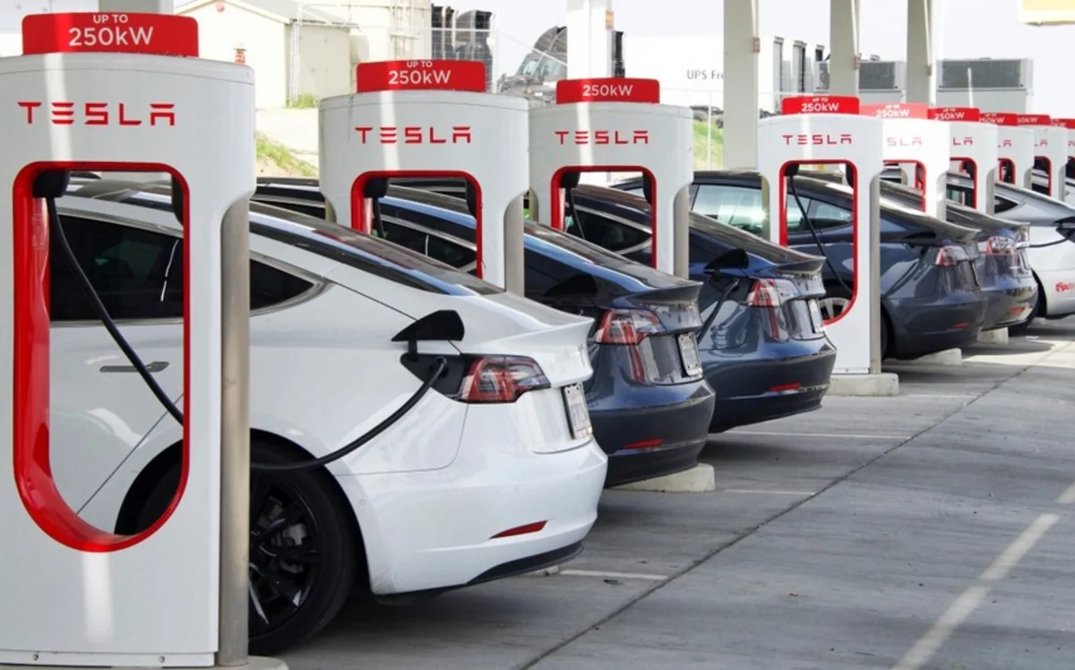 Tesla резко снизила продажи автомобилей китайского производства