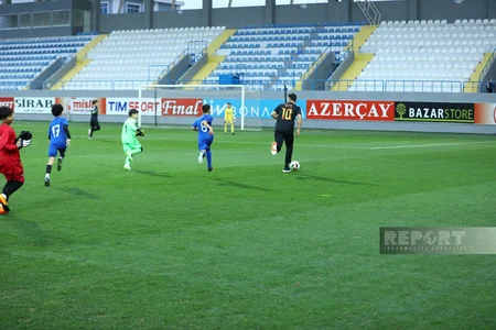 Mesut Özil Bakıda uşaqlarla futbol oynayıb - FOTOREPORTAJ