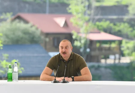 Dövlət başçısı Laçın şəhərinə qayıdan əhali ilə görüşüb, evlərin açarlarını onlara təqdim edib