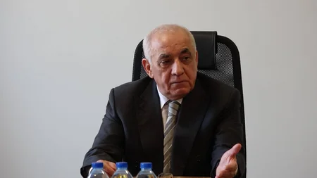 Əli Əsədov yanğın baş verən Neft Emalı Zavodunda əməliyyat müşavirəsi keçirib
