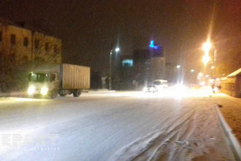 Havanın kəskin pisləşməsi Quba-Xaçmaz yolunda qəzalara səbəb olub - FOTO