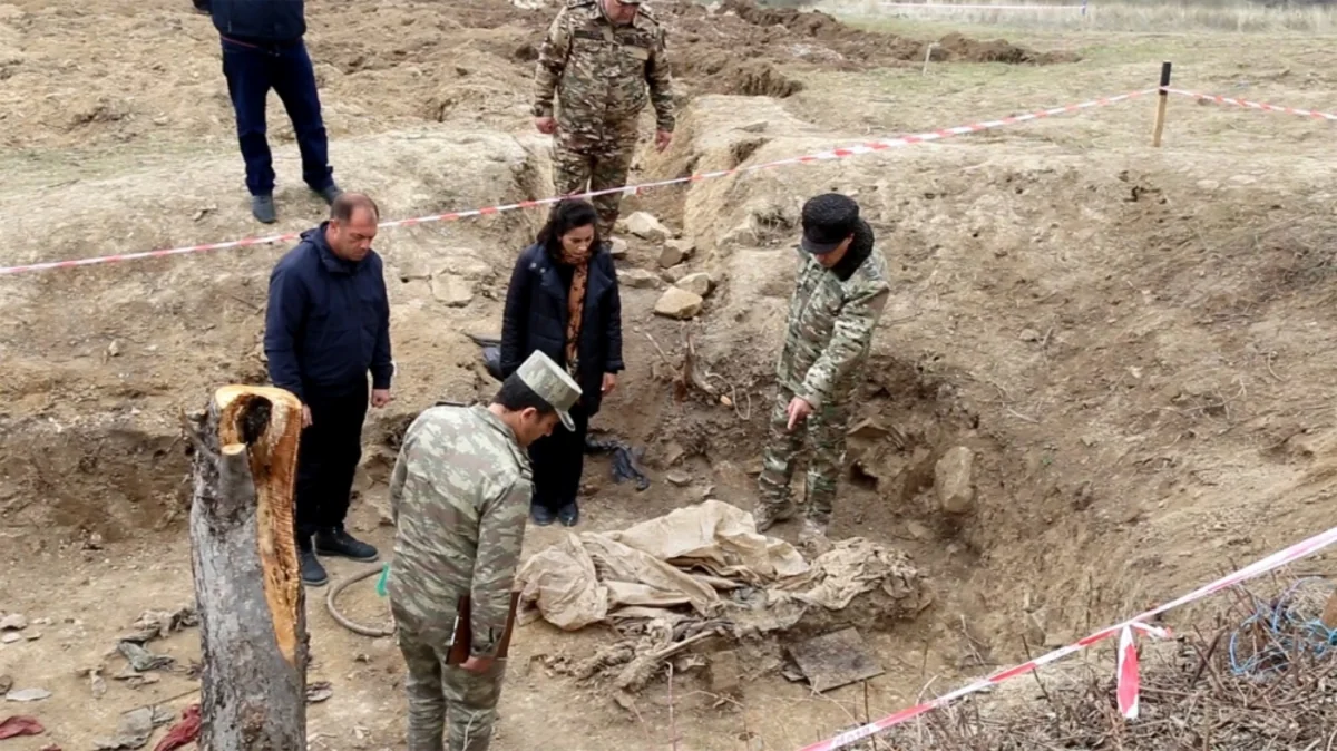 Hərbi prokuror azad olunmuş ərazilərdə aşkarlanmış kütləvi məzarlıqlara gedib