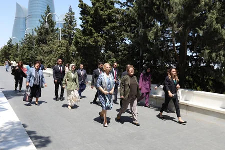 Türkiyəli nazir Fəxri və Şəhidlər xiyabanlarını ziyarət edib