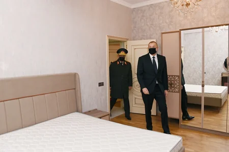 Ильхам Алиев ознакомился с условиями, созданными в квартирах для семей шехидов и военнослужащих