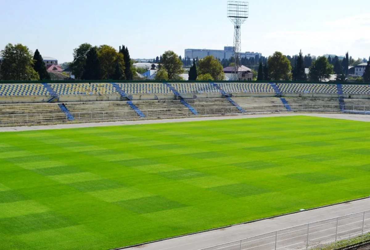 Gəncə şəhər stadionunun əsas meydanının yenilənmə prosesi başa çatıb