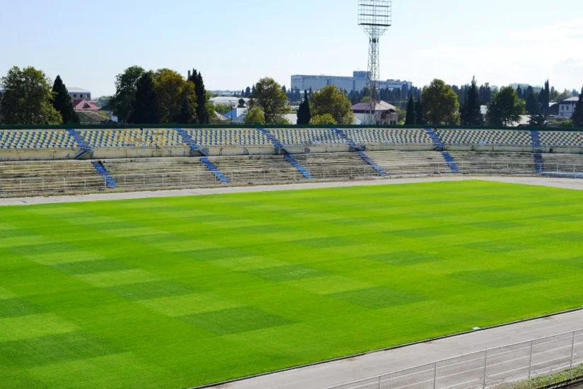 Gəncə şəhər stadionunun əsas meydanının yenilənmə prosesi başa çatıb