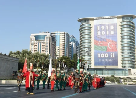 Bakının işğaldan azad edilməsinin 100 illiyinə həsr olunan parad başa çatıb - YENİLƏNİB-4