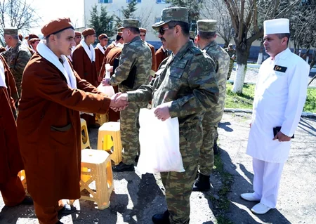 ​Azərbaycan müdafiə naziri: Biz düşmənə elə zərbələr endiririk ki, onlar qorxub qaçırlar