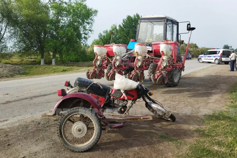 Salyanda motosiklet traktorla toqquşub, yaralanan var