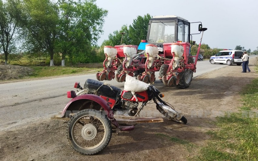 Salyanda motosiklet traktorla toqquşub, yaralanan var