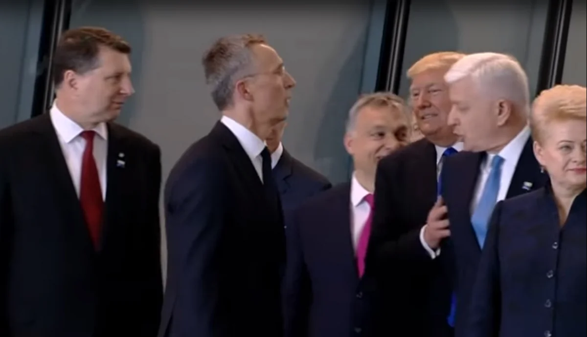 Monteneqronun baş naziri Donald Trampın onu itələməsiylə bağlı insidenti şərh edib - VİDEO