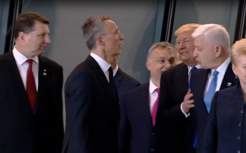 Monteneqronun baş naziri Donald Trampın onu itələməsiylə bağlı insidenti şərh edib - VİDEO