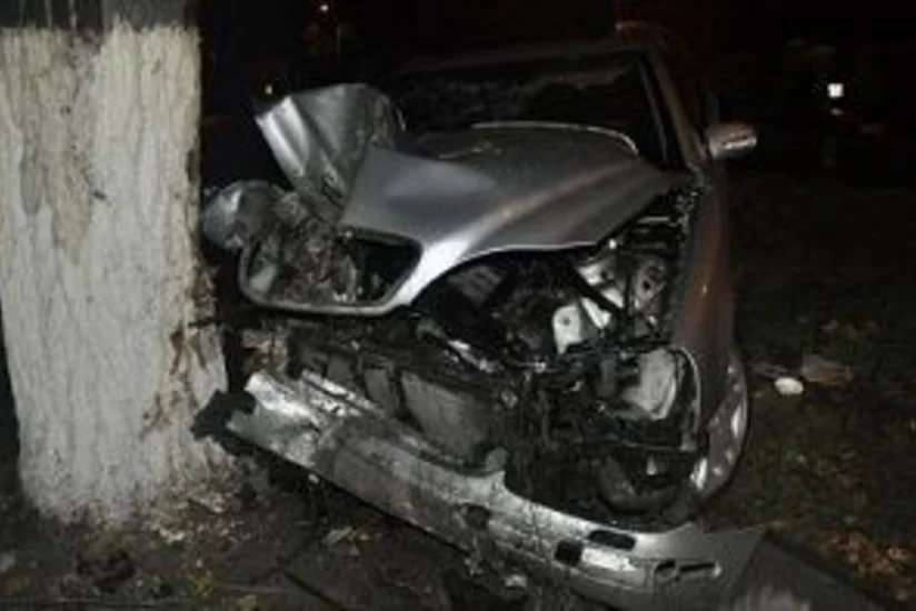 Bakıda avtomobil yol kənarındakı ağaca çırpılıb, xəsarət alan var