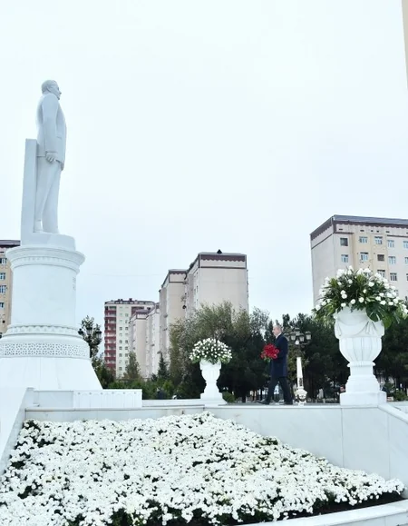Prezident İlham Əliyev Sumqayıtda Ulu Öndərin abidəsini ziyarət edib