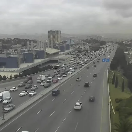 Bakının bir sıra yollarında nəqliyyat vasitələrinin hərəkəti çətinləşib