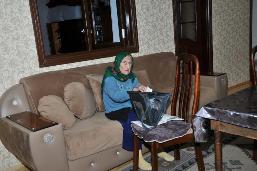 ​112 yaşlı seçici səs verdi – FOTO