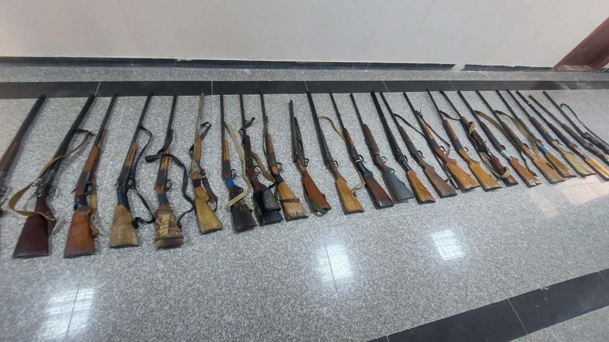 Gəncədə vətəndaşlar qanunsuz silahları polisə könüllü təhvil verib