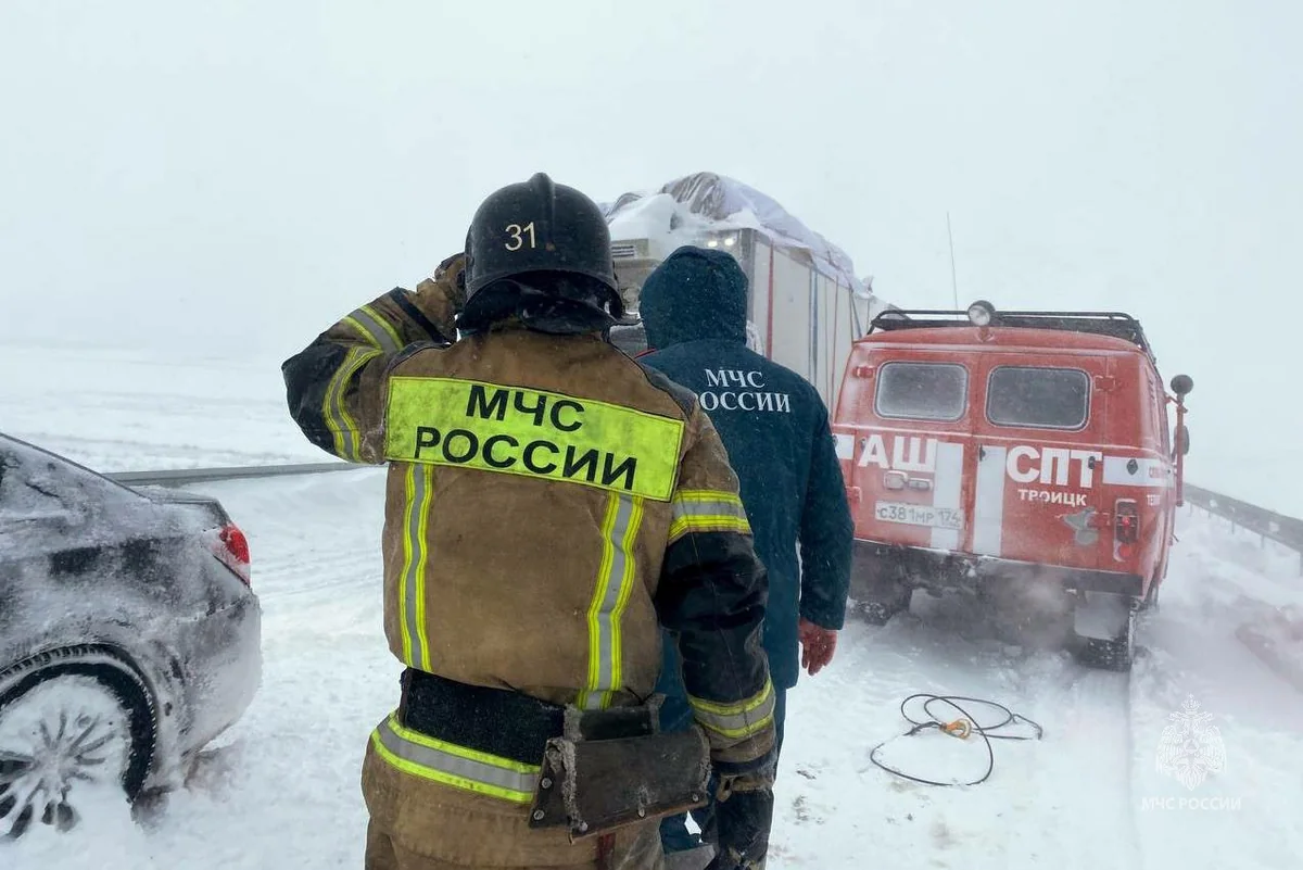 Движение грузовиков на границе России с Казахстаном приостановили из-за снегопада