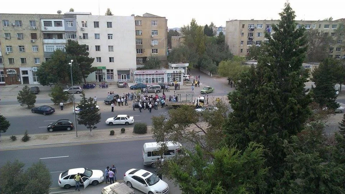 Sumqayıtda avtomobil avtobus dayanacağına girib, 2 nəfər yaralanıb - FOTO