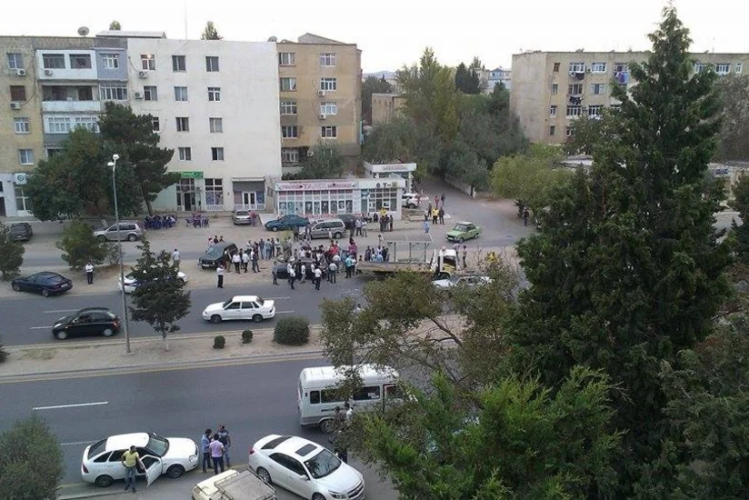 ​В Сумгайыте автомобиль врезался в автобусную остановку, ранены 2 человека - ФОТО