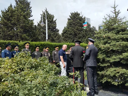 По случаю Дня Вооруженных сил руководство МО посетило могилы общенационального лидера и шехидов