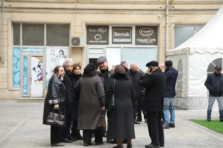 В Баку продолжается траурная церемония по погибшему при теракте в посольстве Азербайджана