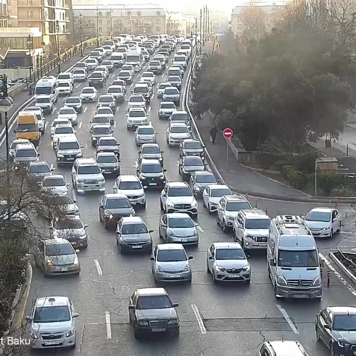 Bakının bir sıra yollarında nəqliyyatın sıxlığı müşahidə olunur