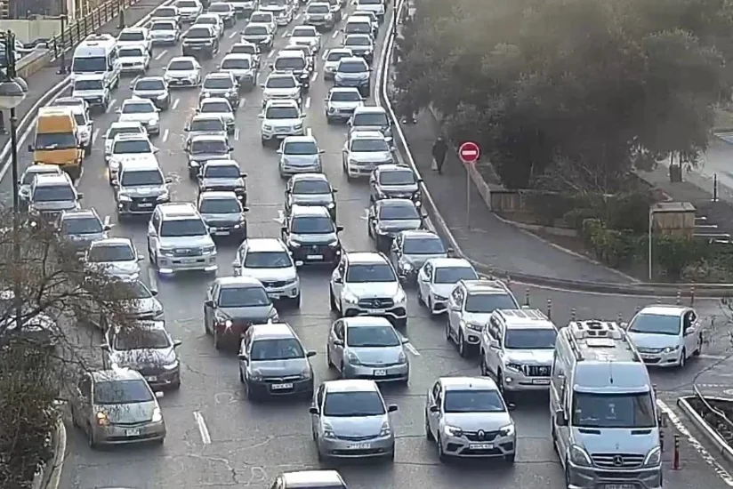 Bakının bir sıra yollarında nəqliyyatın sıxlığı müşahidə olunur